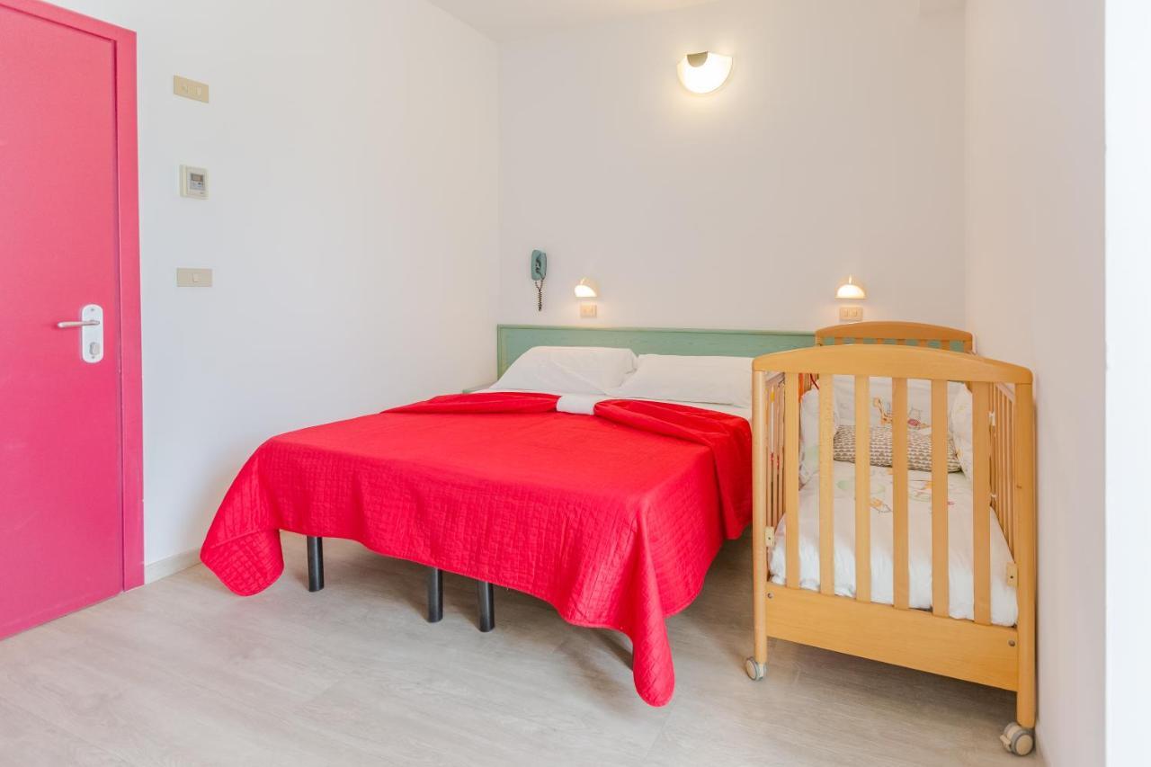 Hotel Eiffel Римини Экстерьер фото