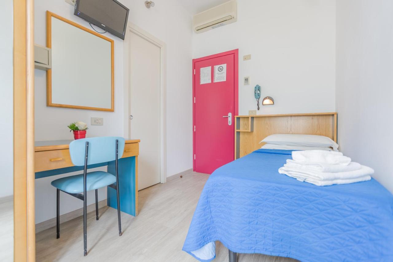 Hotel Eiffel Римини Экстерьер фото