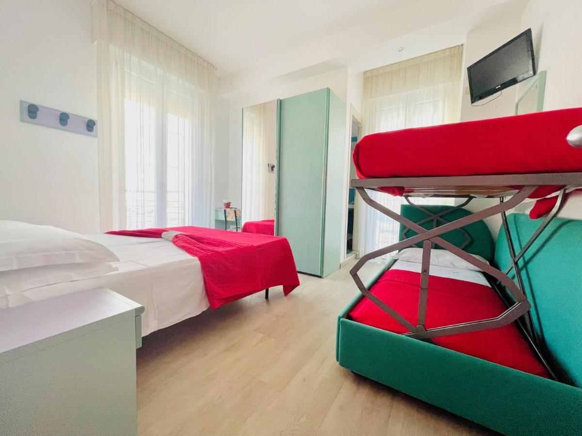 Hotel Eiffel Римини Экстерьер фото