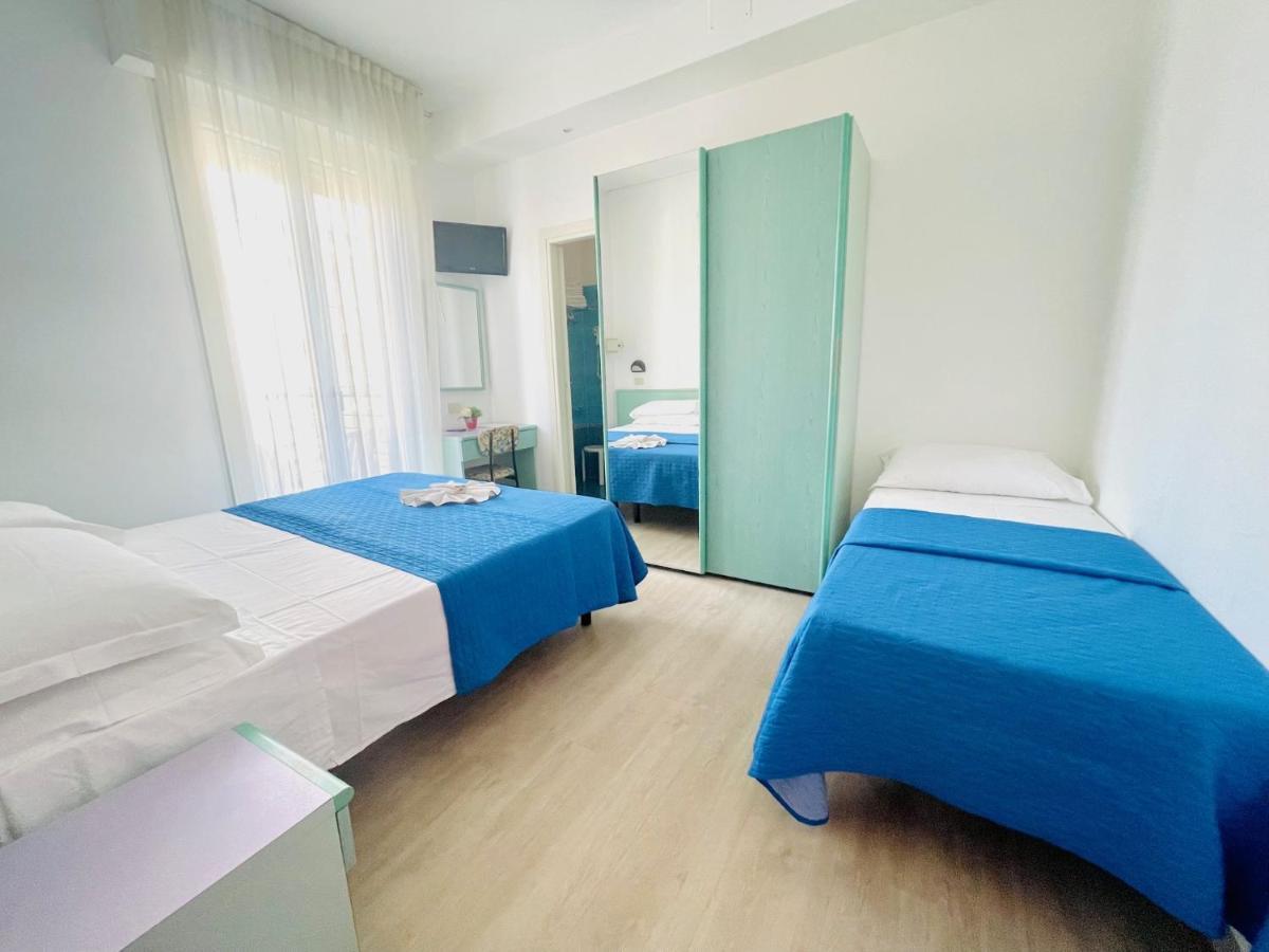 Hotel Eiffel Римини Экстерьер фото