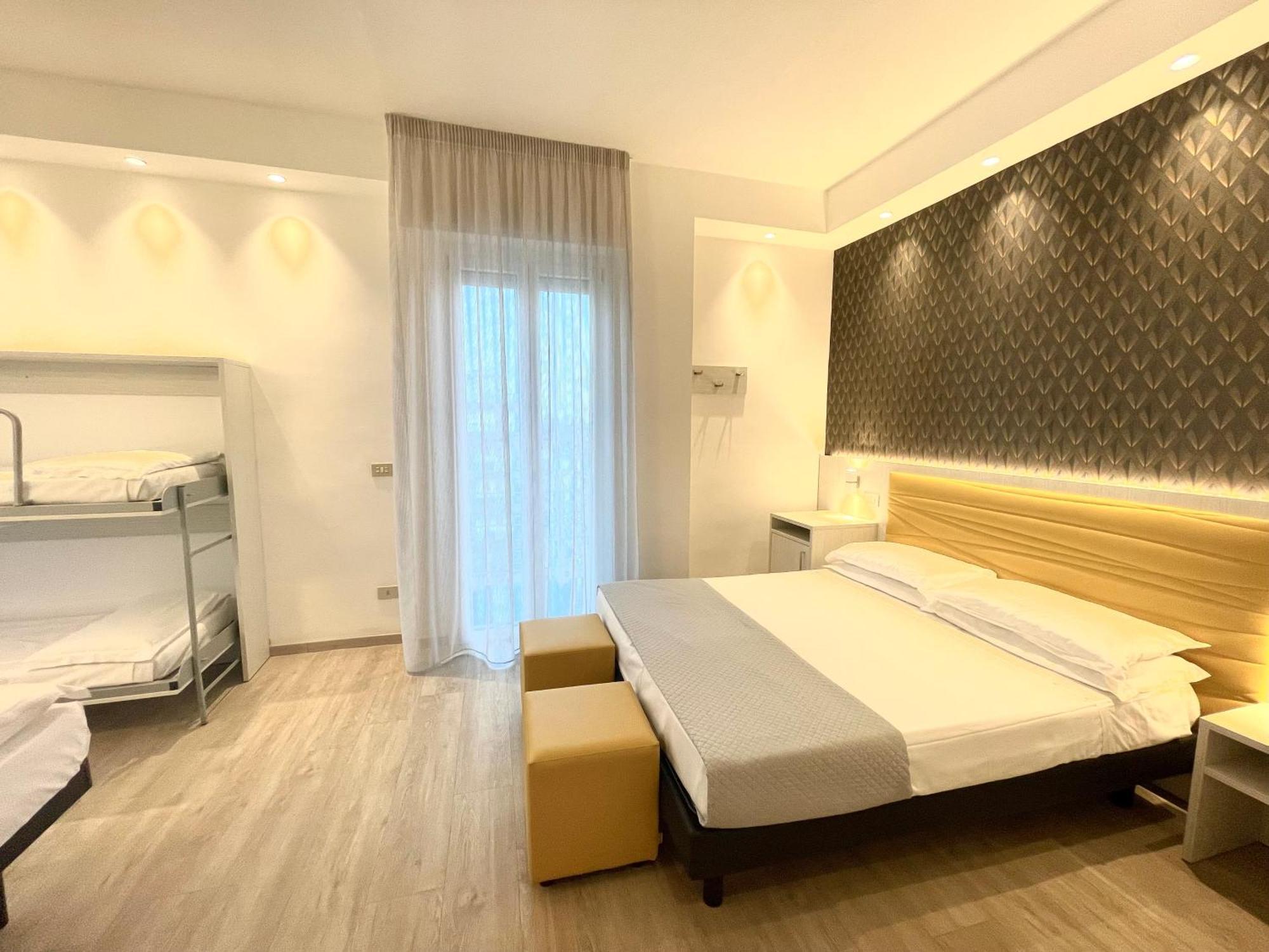 Hotel Eiffel Римини Экстерьер фото