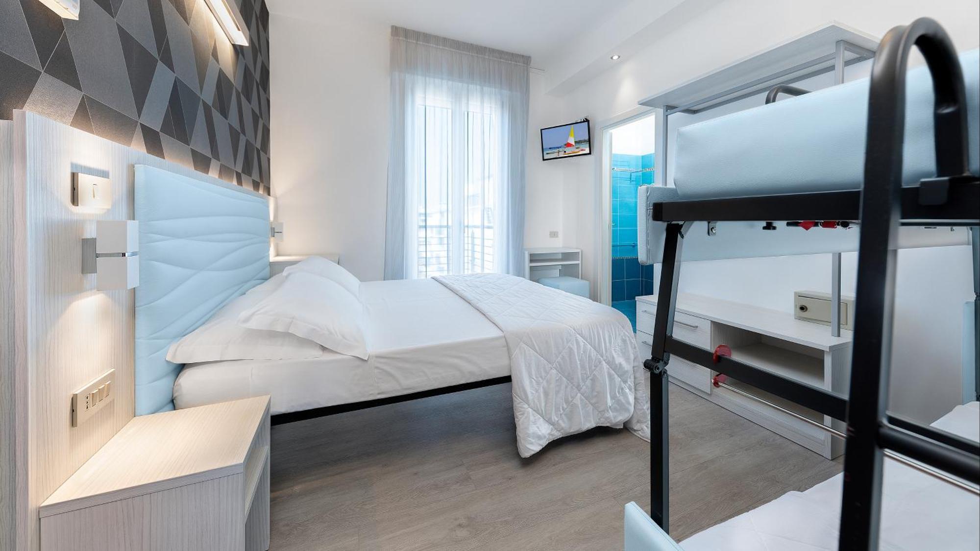 Hotel Eiffel Римини Экстерьер фото
