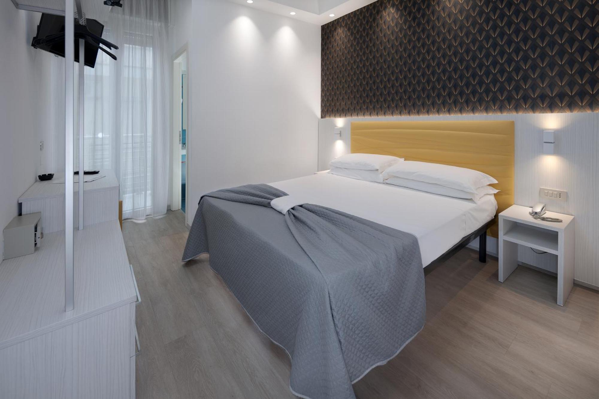 Hotel Eiffel Римини Экстерьер фото