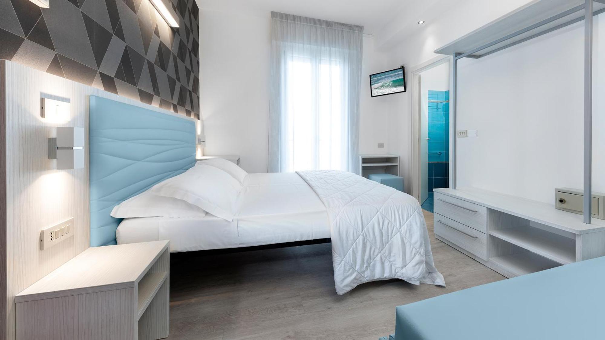 Hotel Eiffel Римини Экстерьер фото