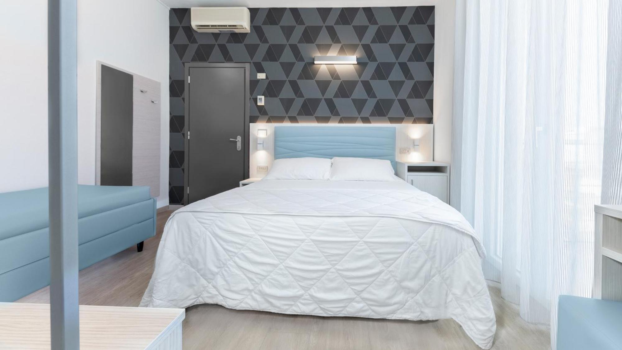 Hotel Eiffel Римини Экстерьер фото